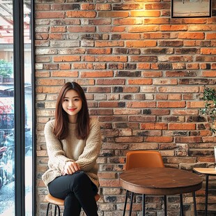 砖墙前静坐的优雅女子