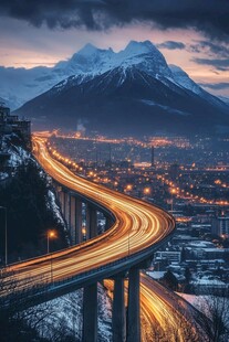 雪山下的公路夜景光轨