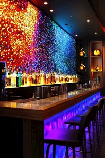 绚丽灯光下的时尚酒吧