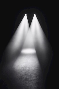 双束聚光灯照亮黑暗空间