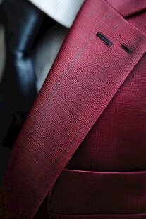 酒红色精致西装细节特写