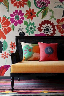 多彩花卉墙纸搭配舒适沙发