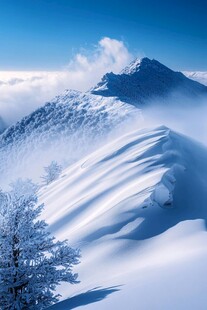 雪覆山峦云海间壮丽景致