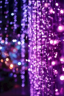 梦幻紫色灯光营造浪漫氛围