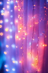 梦幻彩色串灯营造浪漫氛围