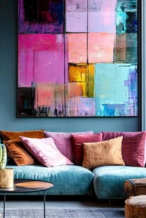 多彩沙发墙前的艺术挂画