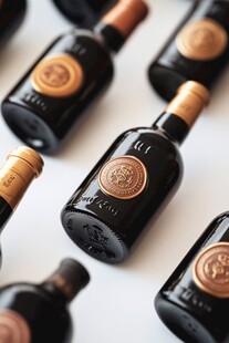 精美黑瓶酒排列展示