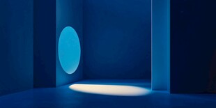 蓝色空间中的圆形光影