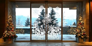 冬日室内望窗外圣诞景致