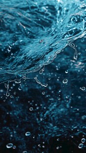 蓝色水波与晶莹气泡特写