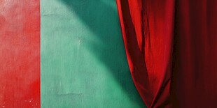 红绿色调下的垂落红布