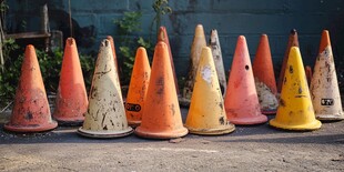 一堆旧交通锥整齐摆放