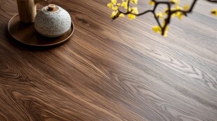 中式风木地板与雅致摆件