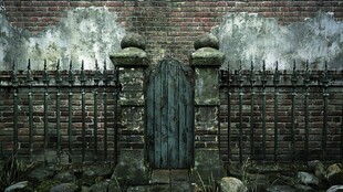 古老砖墙铁门神秘场景