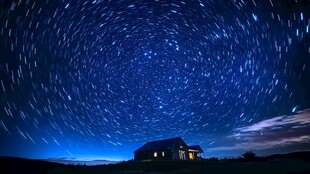 夜空下的小屋与星轨奇观