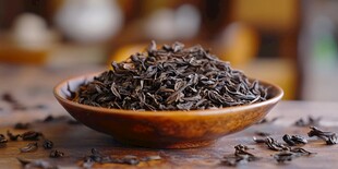 木碗中的优质干茶叶