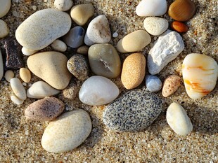 沙滩上五彩斑斓的鹅卵石