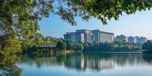 湖畔风光中的现代建筑景观