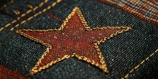 牛仔布上的刺绣红星