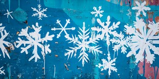 蓝色背景上的白色雪花装饰