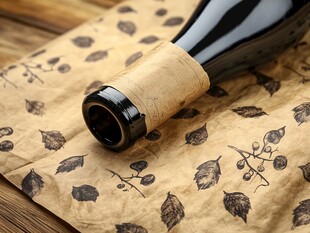 复古风葡萄酒瓶与印花包装纸