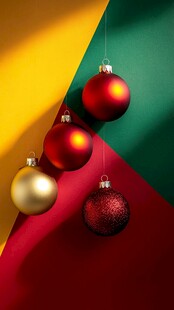 圣诞彩球悬挂于多彩背景