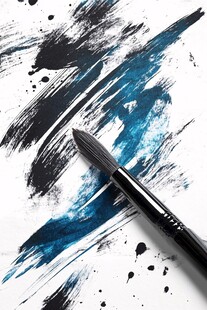 蓝黑笔触下的画笔特写