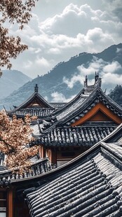 古建屋顶映于山水云雾间