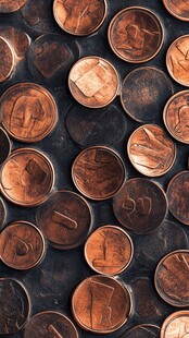 堆积的古旧一美分硬币