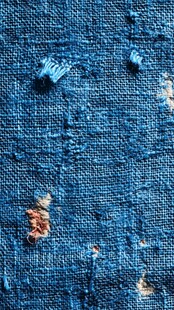 蓝色破洞牛仔布纹理特写