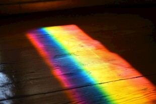 地板上的绚丽彩虹光影