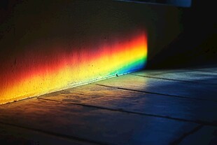 墙角的绚丽彩虹光影