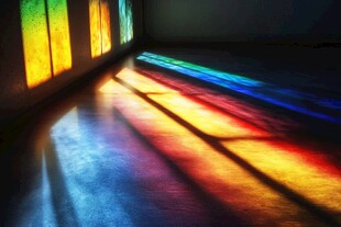 彩色光影洒落的静谧空间