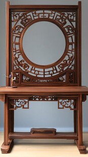中式雕花屏风搭配木质桌案