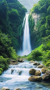 山间飞瀑伴潺潺溪流