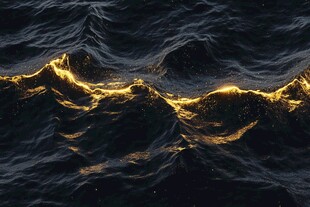 金色波光粼粼的深邃海洋