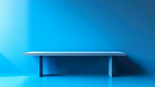 蓝色背景下的简约白色桌子