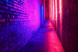 霓虹灯下的梦幻砖墙小巷