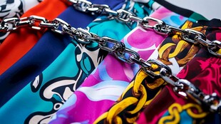 多彩丝巾配金属链条装饰