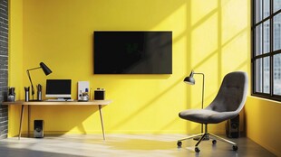 明亮黄墙的简约办公角落