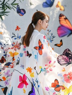 花衣少女与纷飞彩蝶