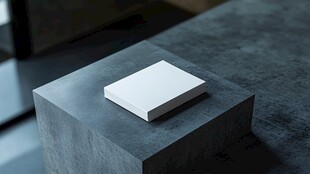 白色物件置于灰色台面上