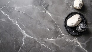 灰色大理石上的别致石景