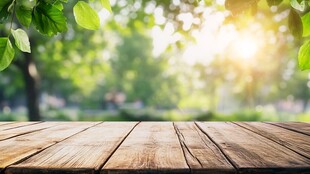 木质桌面与绿意盎然背景