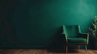 深绿墙边的简约绒面单人椅