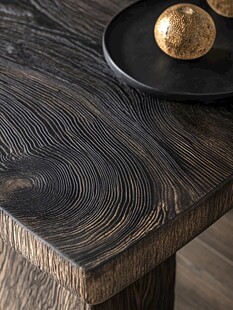 复古木纹桌搭配精致摆件