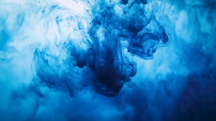 蓝色墨水在水中扩散景象