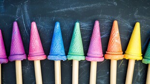 多彩冰淇淋甜筒整齐排列