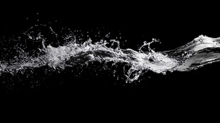 黑色背景下的灵动水花