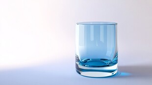 蓝色透明玻璃杯特写